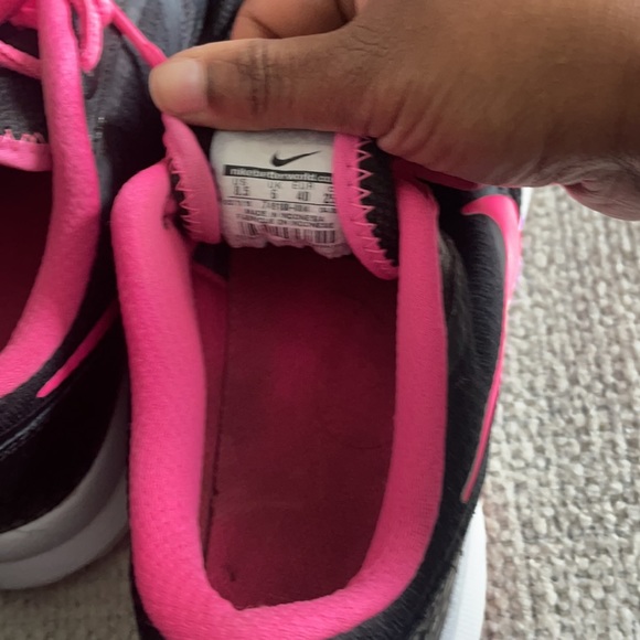 Authentic Nike shoes - Picture 3 of 8